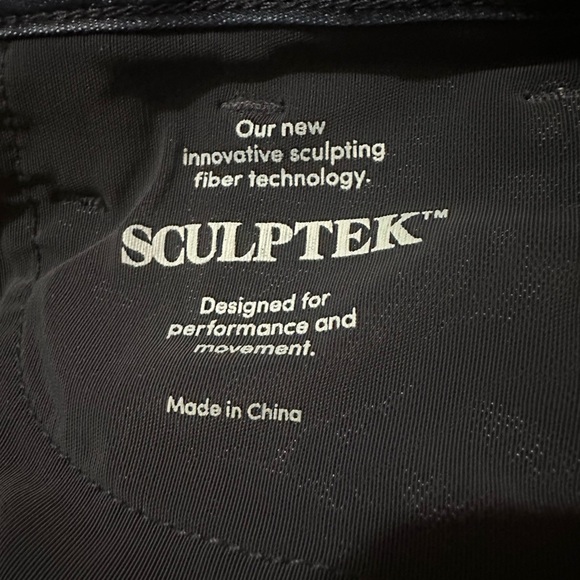 Athleta Sculptek skinny dark wash style 338322
Waist measures 28”
Discontinued - Picture 2 of 9